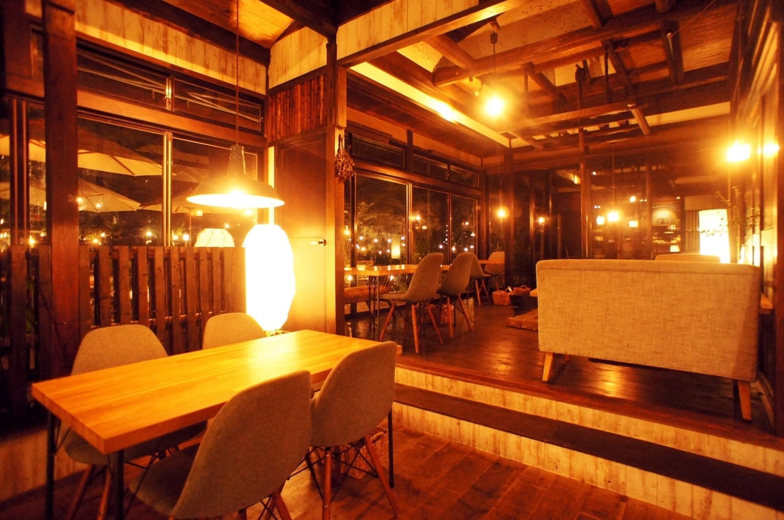 大子でランチ＆ディナーなら、カフェ＆ゲストハウス＆ゲストハウス 咲くカフェ　夜のフロア